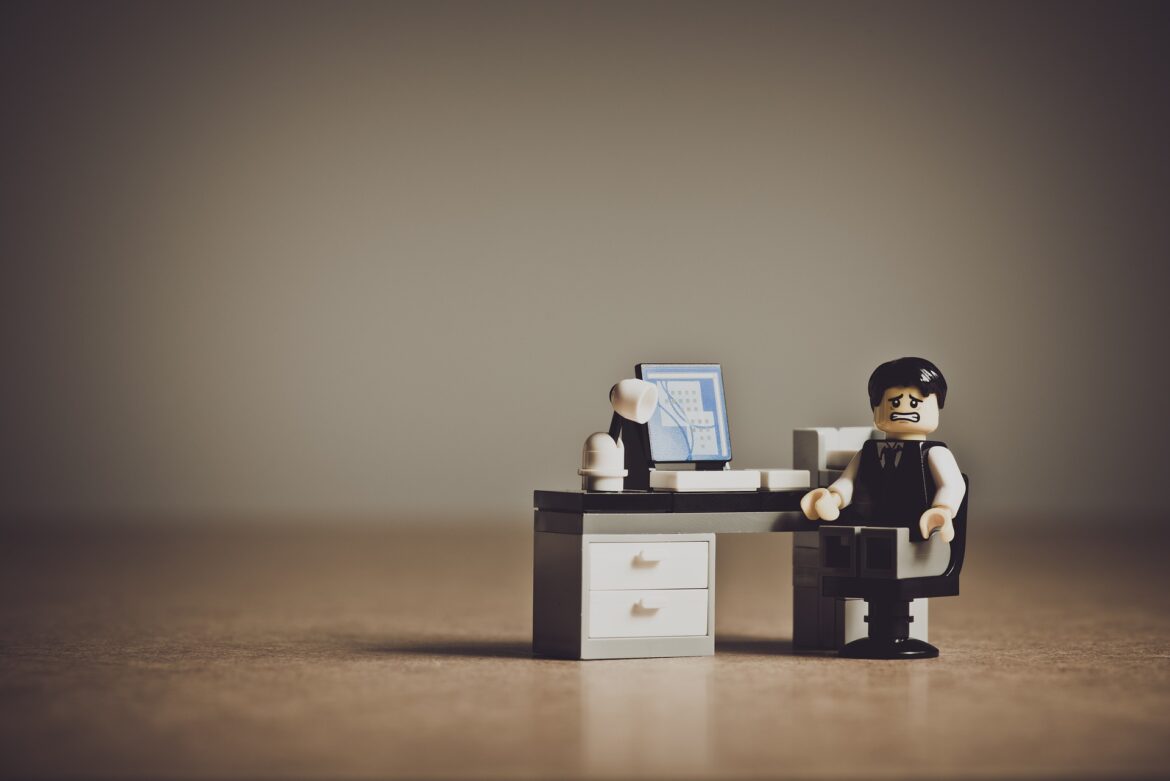 “How to Start a Business When You Have Little Money: Practical Tips and Strategies”